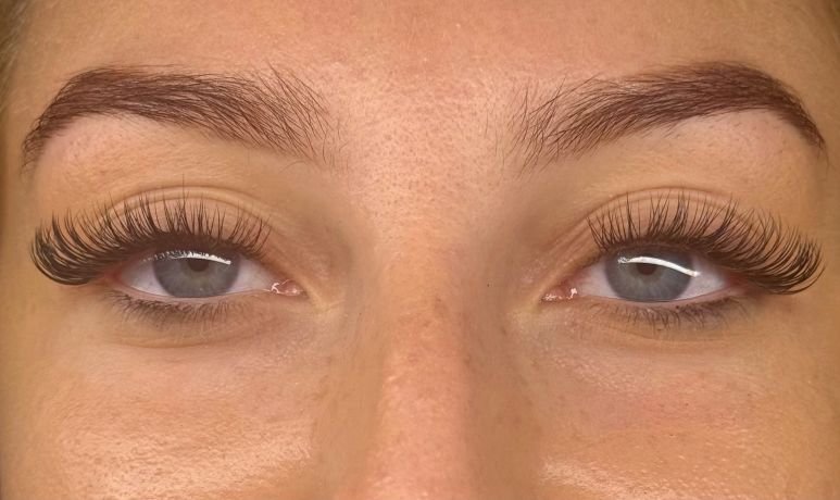 Extensions de cils réalisées par Aurélie Beauté