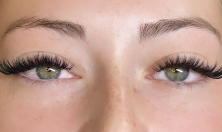 Détail d’une pose de cils d’Aurélie Beauté